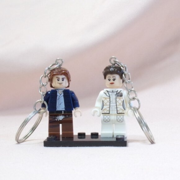 MINIFIGURE KEYCHAIN Star Wars- HAN SOLO PRINCESS LEIA +Stand Empire Strikes Back - Picture 2 of 3